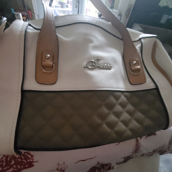 Guess small purse like new - Picture 2 of 2
